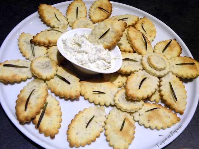 Crackers croustillants au chèvre et romarin