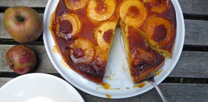 Gâteau pêches-pommes et caramel
