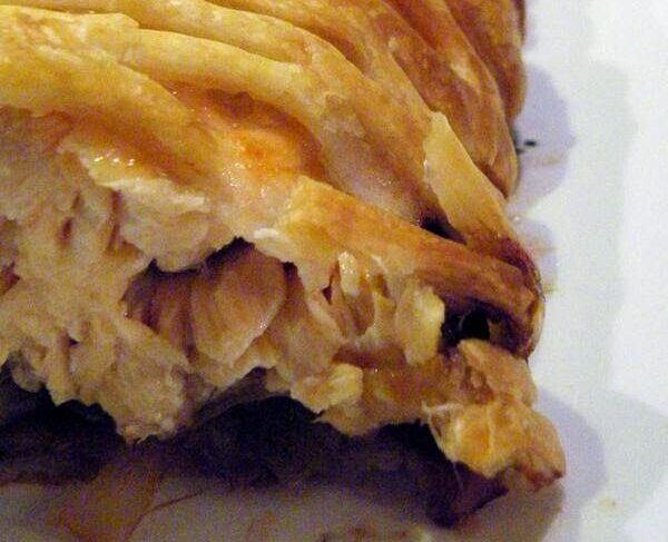 Feuilleté de saumon sur fondue de poireaux